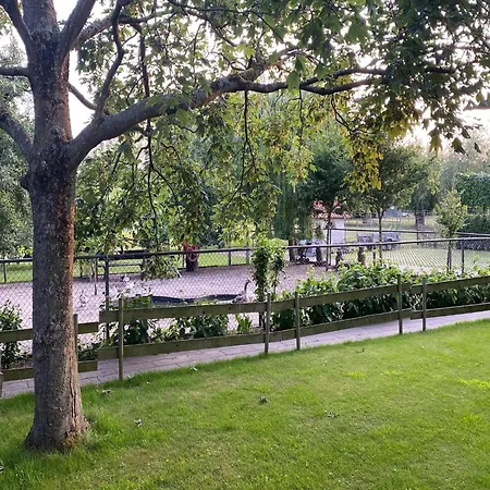 In With Garden, Cleaning Included Сasa de vacaciones *