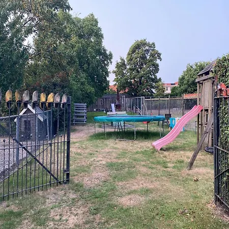 In With Garden, Cleaning Included Сasa de vacaciones *