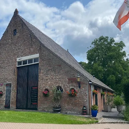 Cosy With A Garden, Cleaning Included Tatil Evi Bergen op Zoom