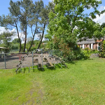 In With Garden, Cleaning Included Сasa de vacaciones *